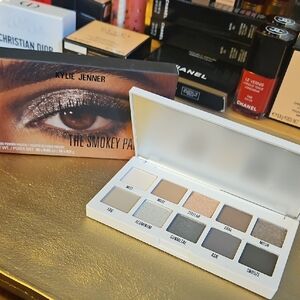 Kylie Smokey Palette - Versatile Eyeshadow Set